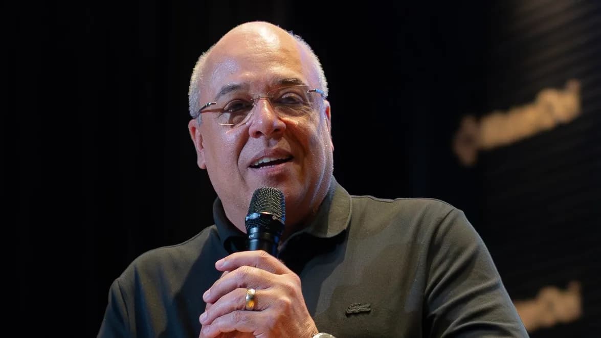 Jorge Muzy, idealizador do AI Summit Brasil, ao microfone