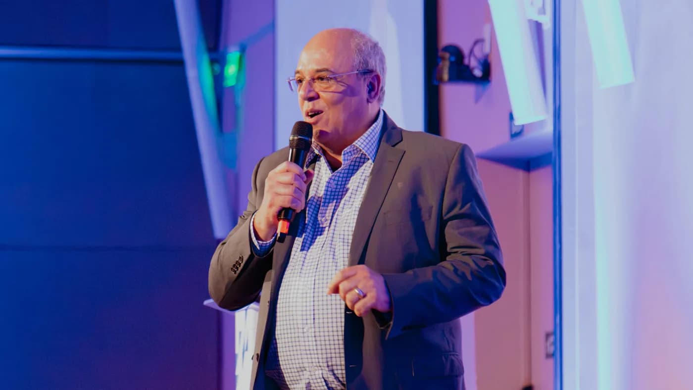 Jorge Muzy falando no palco do AI Summit Brasil