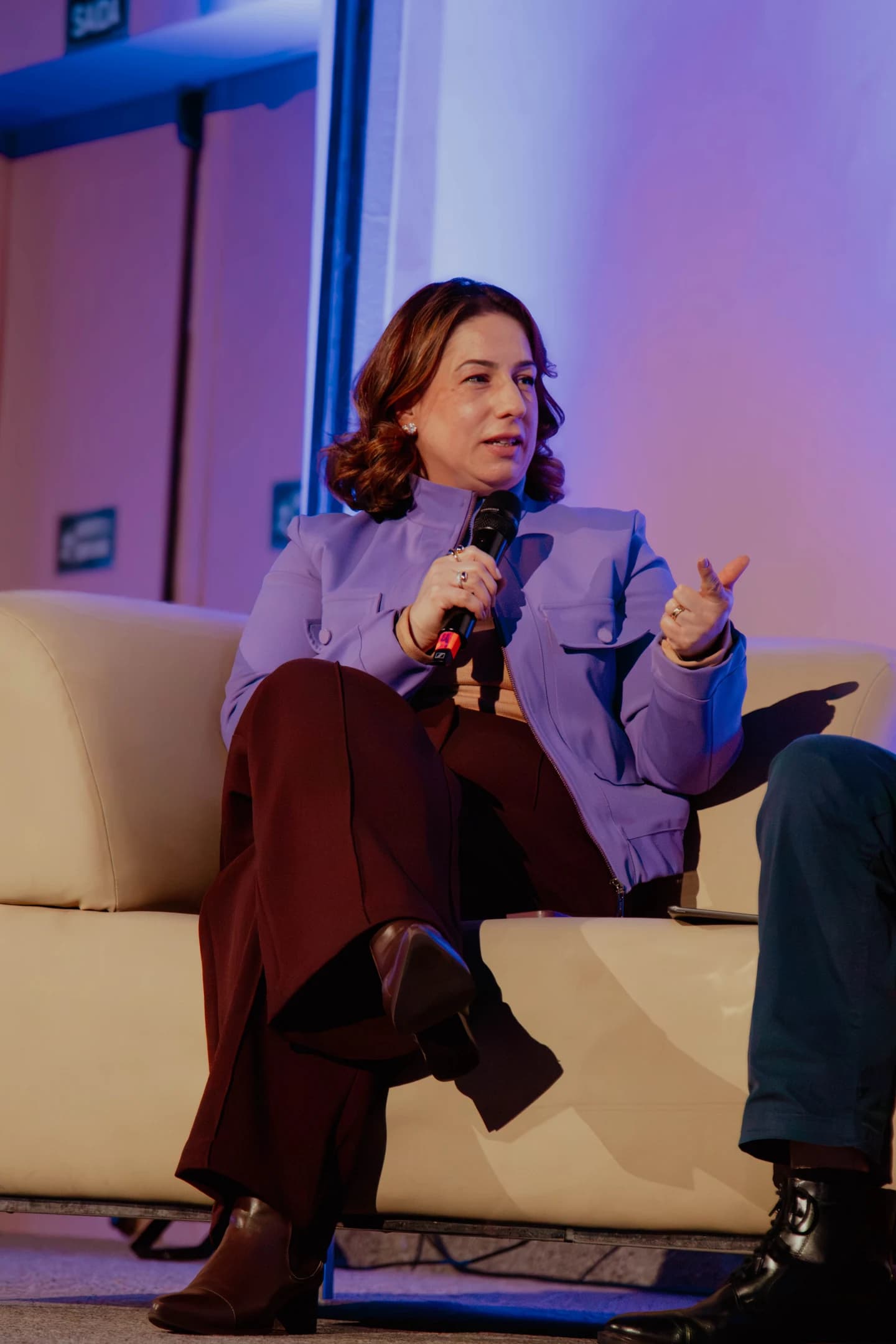 Palestrante ao microfone durante um painel no palco do AI Summit